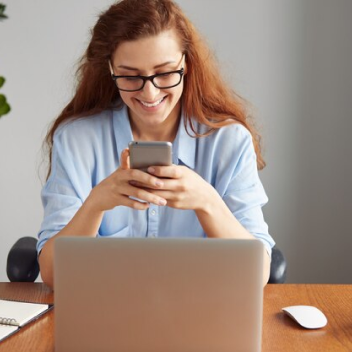 Pessoa utilizando um smartphone